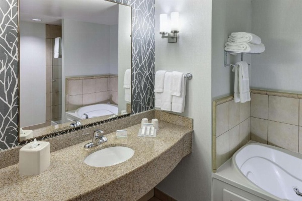 Hilton Garden Inn Lake Forest image 16